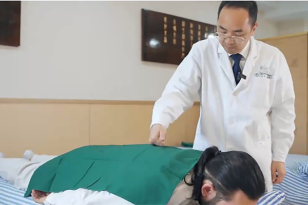 Foreign doctor in Wenzhou tries traditional massage therapy