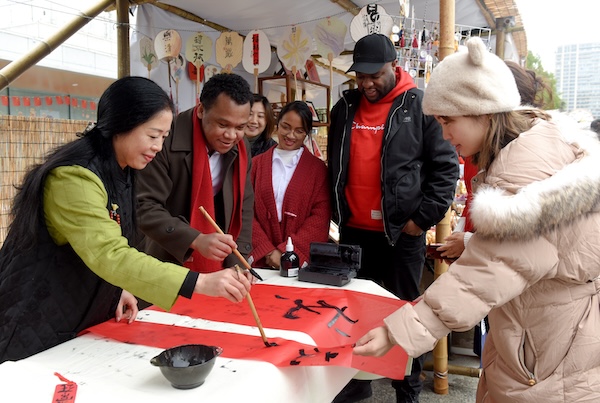 Foreign visitors delight in Lantern Festival celebrations in Wenzhou