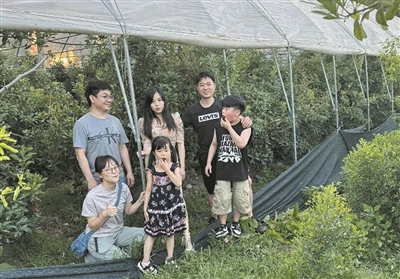 Overseas Chinese man from Wenzhou harvests waxberries in Italy