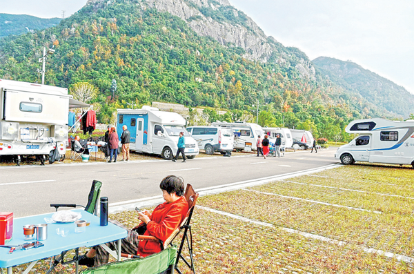 'Migrating' families flock to Yandang Mountain by RV