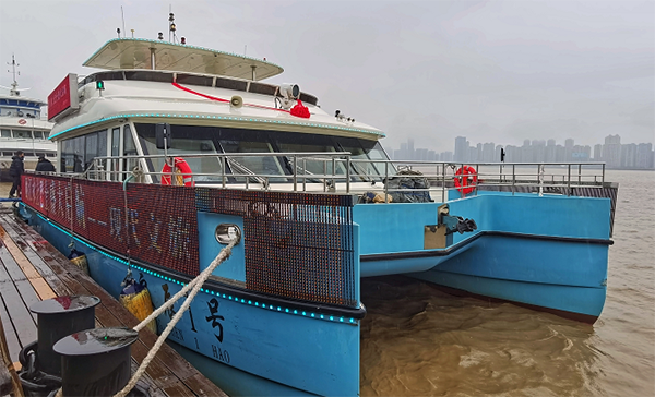 Water bus on Oujiang River opens to public