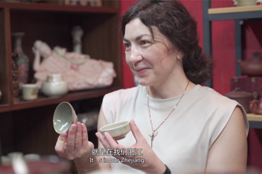 Russian manager delves into porcelain making in Wenzhou