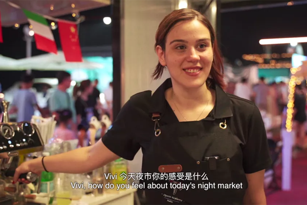 Italian barista experiences night market in Wenzhou