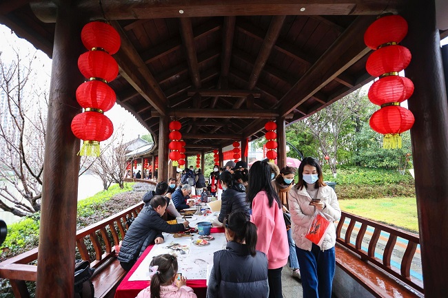 Book fair creates festive atmosphere for upcoming Spring Festival