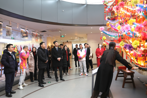 Wenzhou world champions visit dragon boat center in hometown