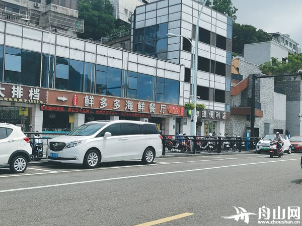 沈家门滨港路实行智慧停车以来，路面时有车位“空闲”出来。.jpg