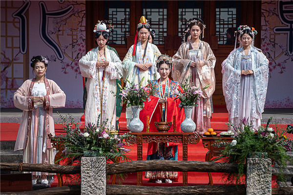 Fujian women wearing hanfu celebrate flower festival