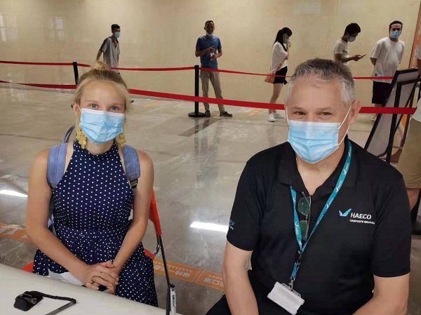 荷兰的Caspar Schutte和美国的Megan Johnson（女）在晋江市医院登记，等候接种疫苗。李玲玲 摄.jpg
