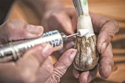 Craftsmen turn shells into artwork in Pingtan