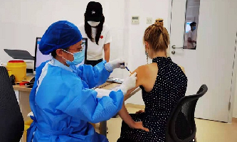 美国的Megan Johnson在晋江市医院接种疫苗。李玲玲 摄_副本.jpg