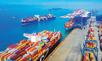 Containers await shipping at a port in Xiamen_副本.jpg