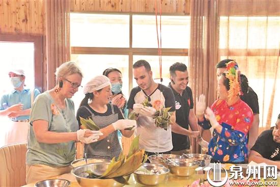 International friends enjoy folk customs at Duanwu Festival