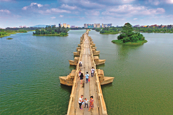 安平桥是中国现存古代最长的石桥，是古代汉族桥梁建筑的杰作。陈起拓 摄_副本.jpg