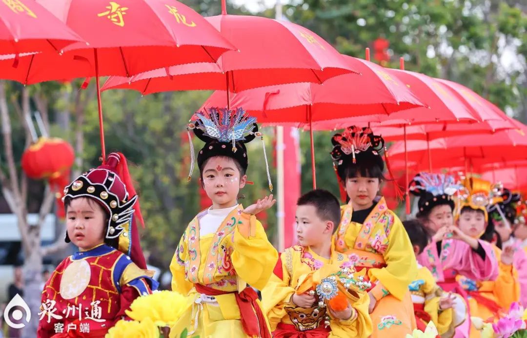 Quanzhou's festive parade 'cai jie' resumes during Spring Festival
