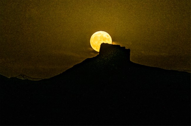 2022年9月10日晚，一轮圆月冉冉升起在大漠阳关古烽燧之上。（王斌银 摄影）04.jpg