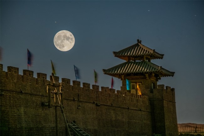 2022年9月10日晚，一轮圆月升起在阳关关城之上。（王斌银 摄影 双重曝光）02.jpg