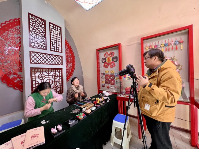 图为采访团成员在西峰区陇东民俗博物馆开展采访活动。 (2).jpg