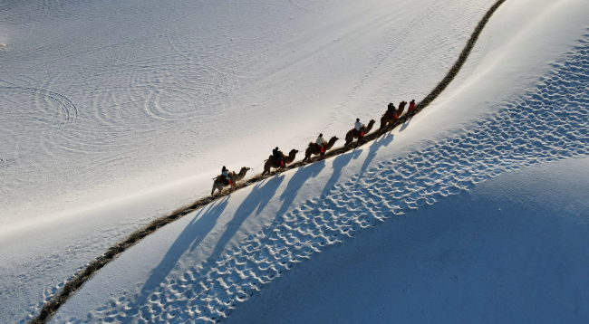 游客在鸣沙山月牙泉景区欣赏雪景（无人机照片）2.png