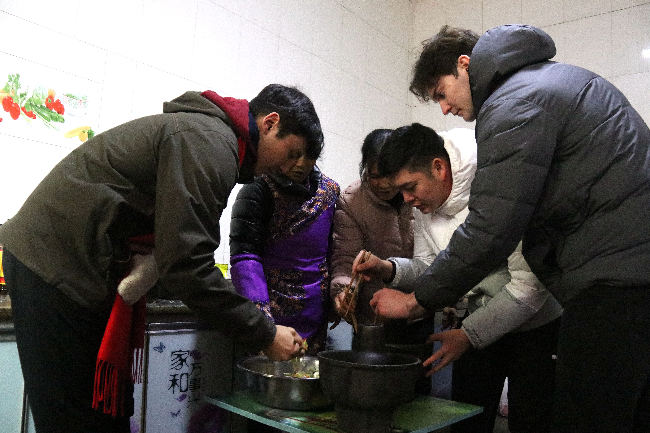 3留学生们正在学习装土暖锅.jpeg