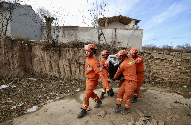 Social organizations donate supplies to quake-hit areas