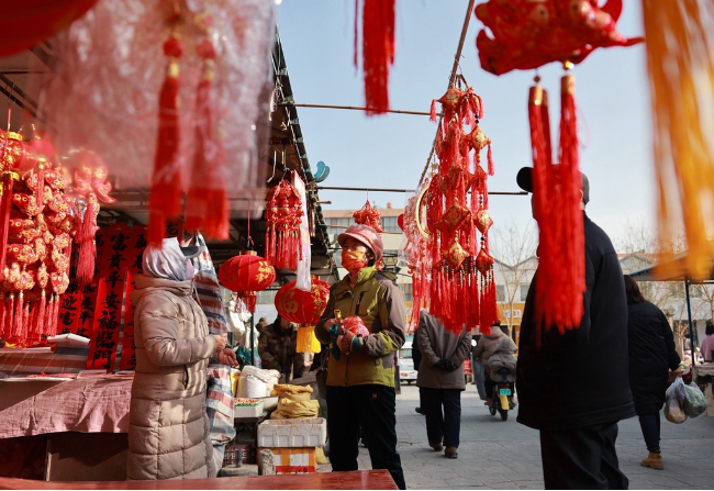 New Year decorations popular at Jiuquan market
