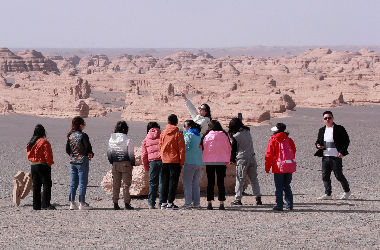 Study tours heat up at Dunhuang Yardang National Geopark