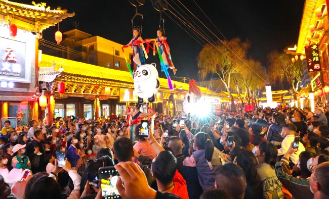 Zhangye's nighttime consumption surges in May Day holiday