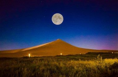 Supermoon pictured in Dunhuang
