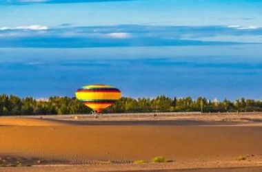 Hot air balloons add colors to Dunhuang 