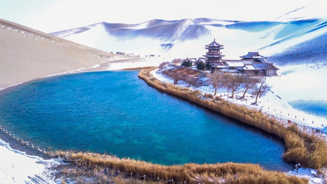 Dunhuang welcomes first snow of this season