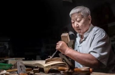 In Gansu, ancient guqin-making skills roll forward