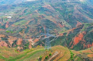 Drones help overhaul UHV transmission line in Gansu