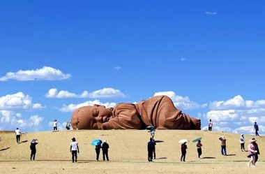Desert sculptures draw tourists