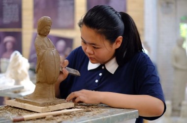 Craftsman village offers tourists hands-on experience in Dunhuang