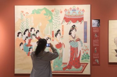 Tourists flock to experience Dunhuang's history and charm