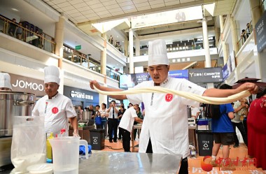 Beef noodle-making competition heats up in Gansu