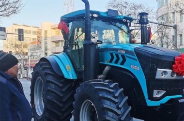 NW China farmer receives new machinery