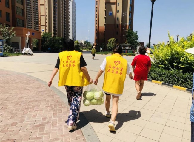 Food, medicine supplies for vulnerable people delivered in Lanzhou