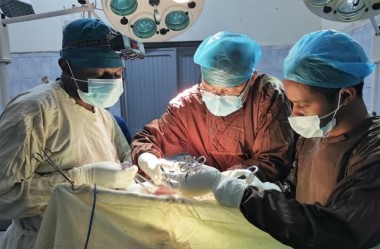 Doctor removes large tumor performing medical aid in Madagascar 