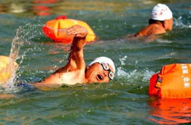 Swimmers cross Yellow River, celebrate New Year