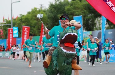 Lanzhou marathon event attracts 40,000 people
