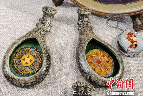 Filigree enamel paintings show ancient and modern styles of Dunhuang.jpg