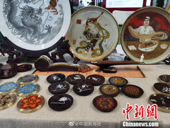 Filigree enamel paintings show ancient and modern styles of Dunhuang.jpg