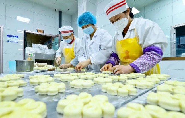 Chefs get head start on flower-shaped pastry