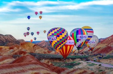 Danxia landscapes draw a host of visitors