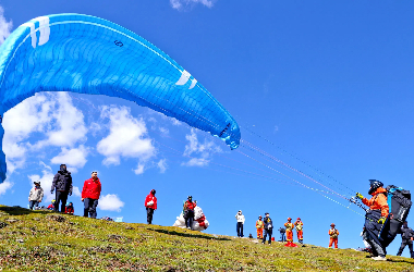 Paragliding competition kicks off on Sunan Baersi Snow Mountain