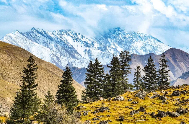 The vibrant colors of Qilian Mountains in late autumn