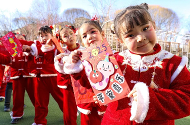 Little stars ring in 2025 with traditional performances