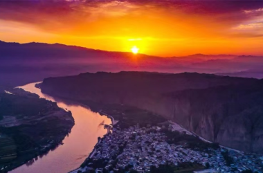 Witness the mesmerizing sunrise over Yellow River stone forest geo-park in Gansu 