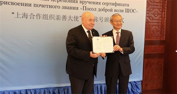 SCO Secretary-General Zhang Ming meets with Russian Presidential Representative for International Cultural Cooperation Mikhail Shvydkoi3.jpg